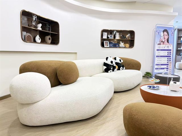 轻奢休息区云朵沙发与熊猫玩偶